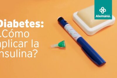Pluma de insulina, capuchón de aguja y almohadilla de práctica sobre fondo naranja 0shwDlAt14U