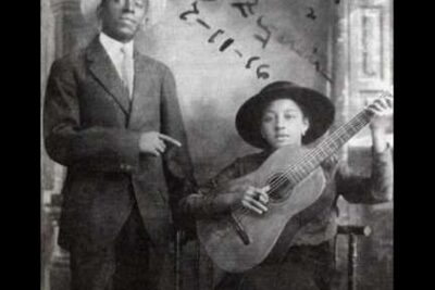 Retrato antiguo de un dúo musical con guitarra, estilo 20 anos 2.