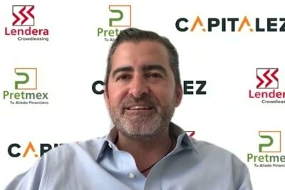 Hombre adulto sonriente con camisa clara frente a un fondo con logotipos de Lendera, Pretmex y Capitalez