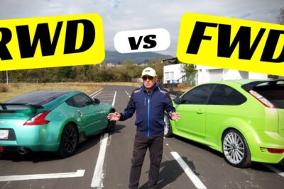 Persona de pie entre dos coches deportivos verdes con rótulos amarillos RWD y FWD 5270yFbPKxo