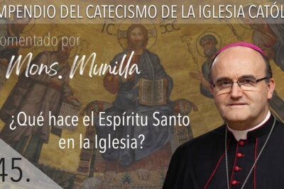 6VbByTzSWtU obispo frente a un mosaico de Cristo y texto del catecismo