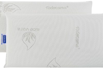 Par de almohadas blancas con funda texturizada, motivo de hoja y etiquetas azules