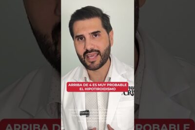 Hombre con barba y bata blanca habla frente a cámara con texto sobre hipotiroidismo 768C0BFBZMg