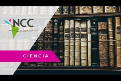 Estantería con volúmenes encuadernados en piel y logotipo NCC sobre banda 'Ciencia' 7JmOAzxd6Vw.