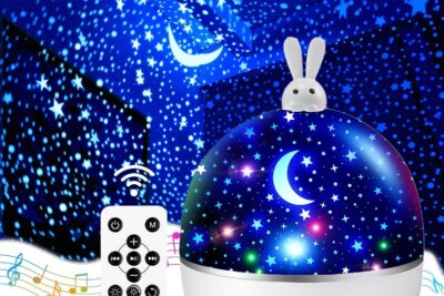 Proyector nocturno en forma de cúpula con orejas de conejito proyectando estrellas y luna