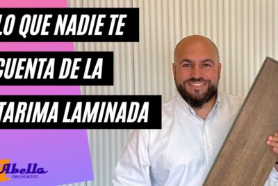 Hombre sonriente sosteniendo una lama de tarima laminada y ofreciendo consejos prácticos, 9 UHbtKi7Tk - Hombre mostrando tarima laminada y consejos prácticos