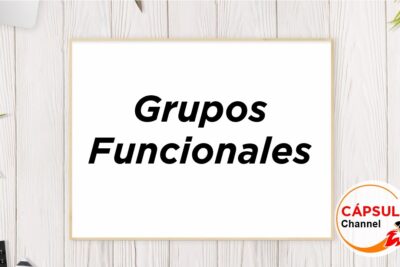 Cartel blanco con texto Grupos Funcionales sobre mesa de madera E9NOL1c7EOg