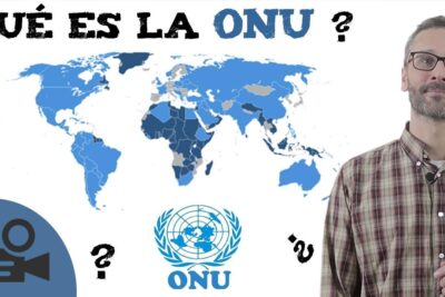 Mapa mundial en tonos azules, logo de la ONU y presentador frente a cámara FWTDcHyz5 s