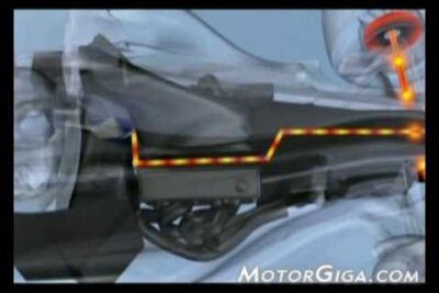 Vista en sección de una motocicleta con conducto iluminado y punto de inyección visible GTT7NEDRNr0