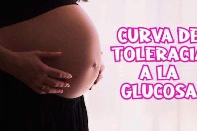 Vientre de mujer embarazada con manos sobre el abdomen y texto en rosa 'Curva de tolerancia a la glucosa' PrwRQ7 m4jg.