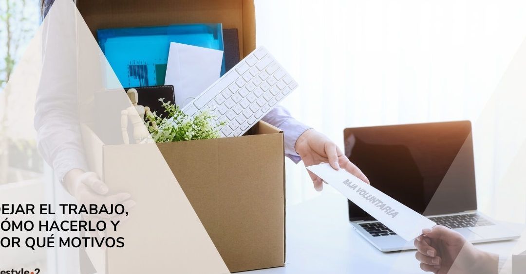 Persona entregando una carta de baja voluntaria y llevando una caja con pertenencias en la oficina, abandonar tu trabajo en word descubre las consecuencias.