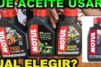 Varias botellas de aceite moto con etiquetas coloridas en envases oscuros