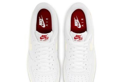 Air force 1 de nike historia y diseno esencial 1 zapatillas blancas vista superior con logo Nike rojo en plantilla