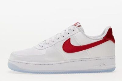 Zapatilla blanca de perfil bajo con Swoosh rojo y suela Air visible air force 1 de nike historia y diseno esencial 2