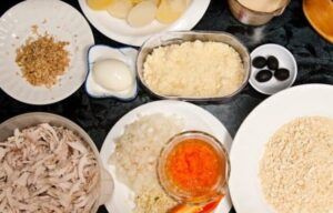 Preparación con ingredientes visibles para ají de gallina saludable sabor tradicional sin perderlo con pollo desmenuzado, papas y ají amarillo