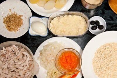 Preparación con ingredientes visibles para ají de gallina saludable sabor tradicional sin perderlo con pollo desmenuzado, papas y ají amarillo