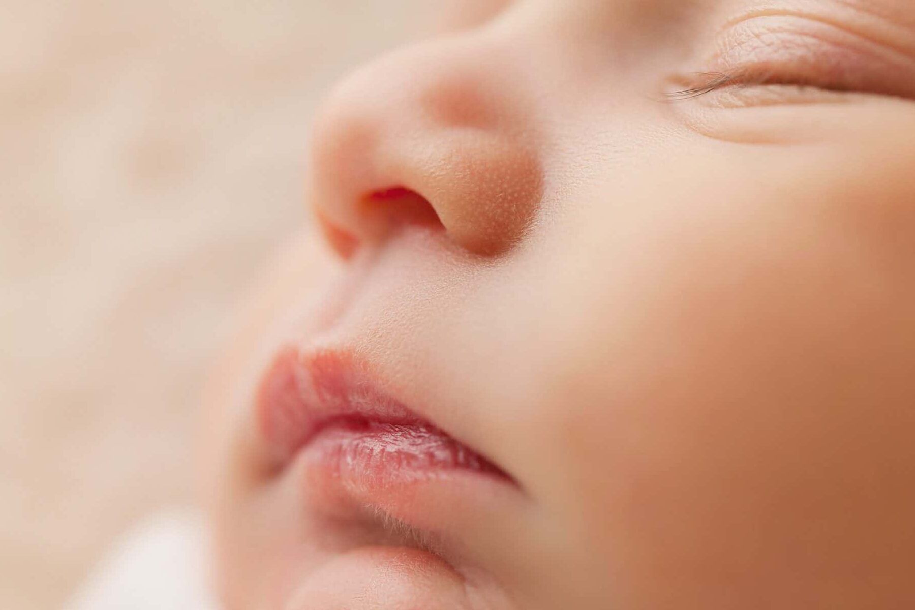 Primer plano suave de la cara de un recién nacido, ideal para ilustrar anemia en el embarazo que consecuencias tiene para el bebe y la madre