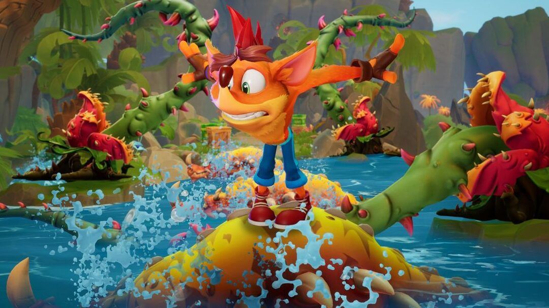 Personaje de videojuego antropomórfico naranja equilibrándose sobre una roca en un río con salpicaduras y plantas espinosas, aprende a disfrutar al maximo con tu xbox game pass ultimate.