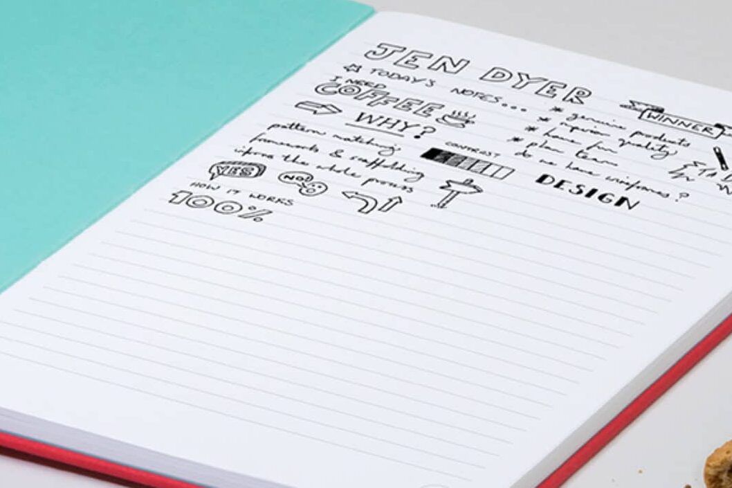 Cuaderno abierto con notas escritas a mano y dibujos, aprende a organizar tu vida con estos consejos para usar una agenda.