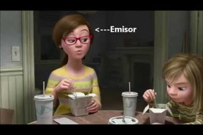 Dos personajes animados en la mesa comiendo de cajas de comida con vasos y la palabra 'Emisor' señalando a la figura izquierda, at4OW4MzTRs