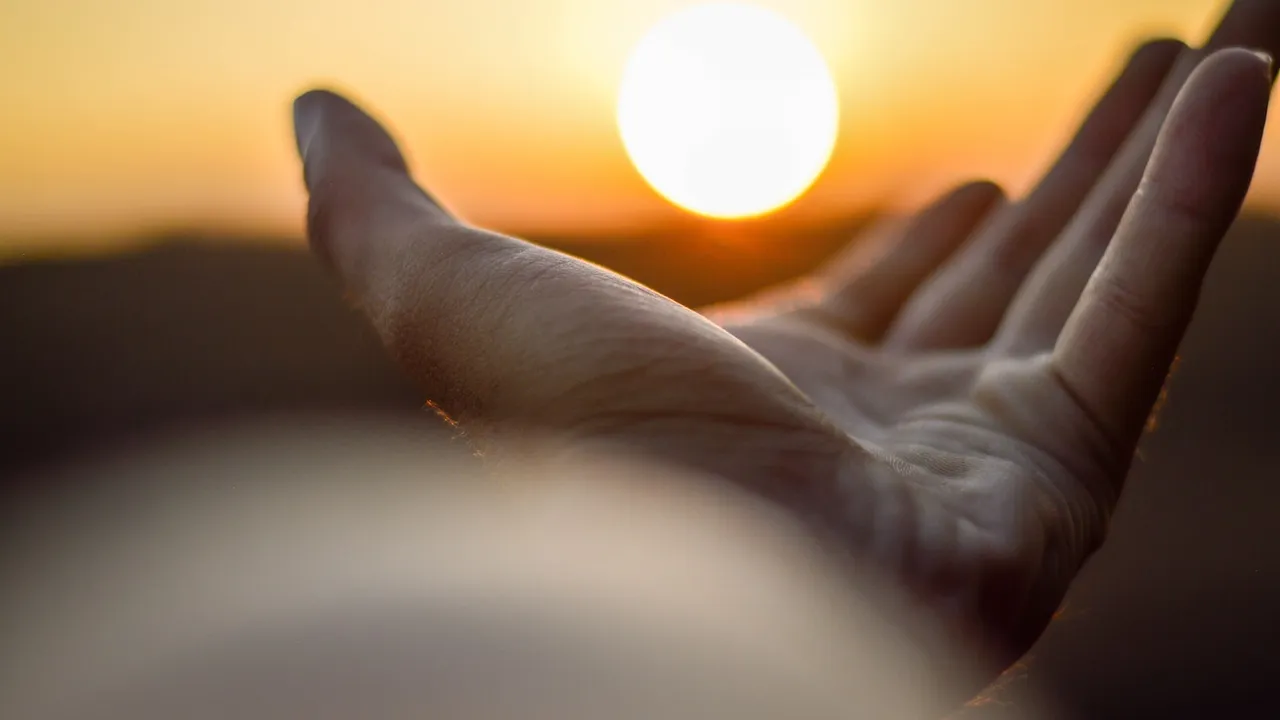 Una imagen de una persona meditando en la naturaleza con una sonrisa serena en su rostro 