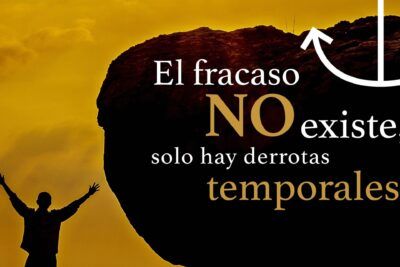 Silueta de una persona con los brazos en alto frente a una roca y el sol de fondo, con el lema avanza en la vida sin detenerte consejos para alcanzar tus metas.