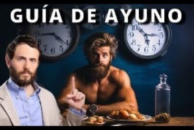 Hombres frente a relojes, alimentos y botella que representan el concepto de ayuno intermitente