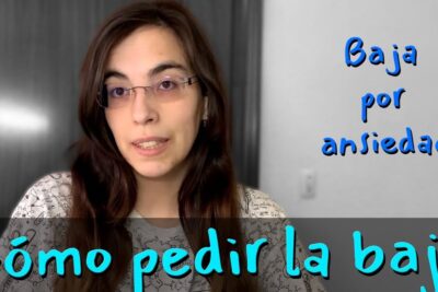 Mujer frente a cámara con texto sobre baja laboral 1 y baja por ansiedad