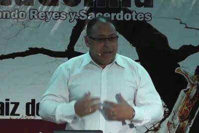 Orador con camisa blanca y micrófono de diadema hablando sobre bautismo cuerpo