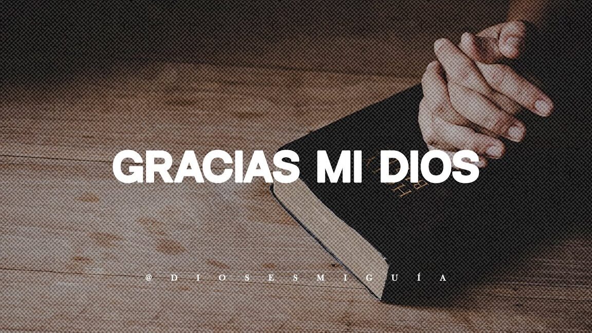 Manos en actitud de oración sobre una Biblia expresando bendiciones recibidas.