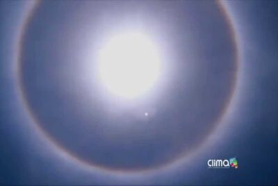 Halo solar circular brillante alrededor del sol bfI2q0jNVSw