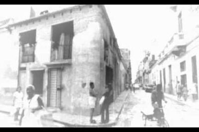 Calle antigua en blanco y negro con peatones y bigotes gato ausentes