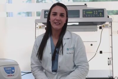 Técnica de laboratorio en bata blanca junto a equipos de genética, ilustrando el concepto de cariotipo anormal 2