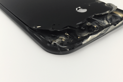IPhone 6s con pantalla agrietada y esquina inferior derecha deformada y dañada; cobertura caducada iphone 6s que hacer.
