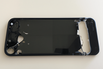 Funda trasera negra de iPhone 7 rota y agrietada, cobertura caducada iphone 7 solucion que hacer y como solucionarlo