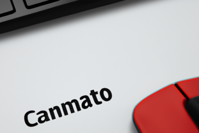 Primer plano de teclado y ratón rojo junto a logotipo, recurso visual sobre como cambiar una contrasena caducada en el escritorio remoto de windows 10