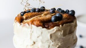 Tarta alta con glaseado blanco, plátanos caramelizados y arándanos frescos como hacer aji gallina light sabor tradicional