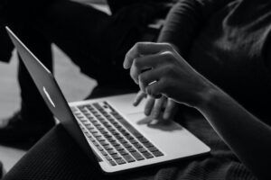 Manos sobre el teclado de un portátil indicando cómo hacer tramites online agencia tributaria