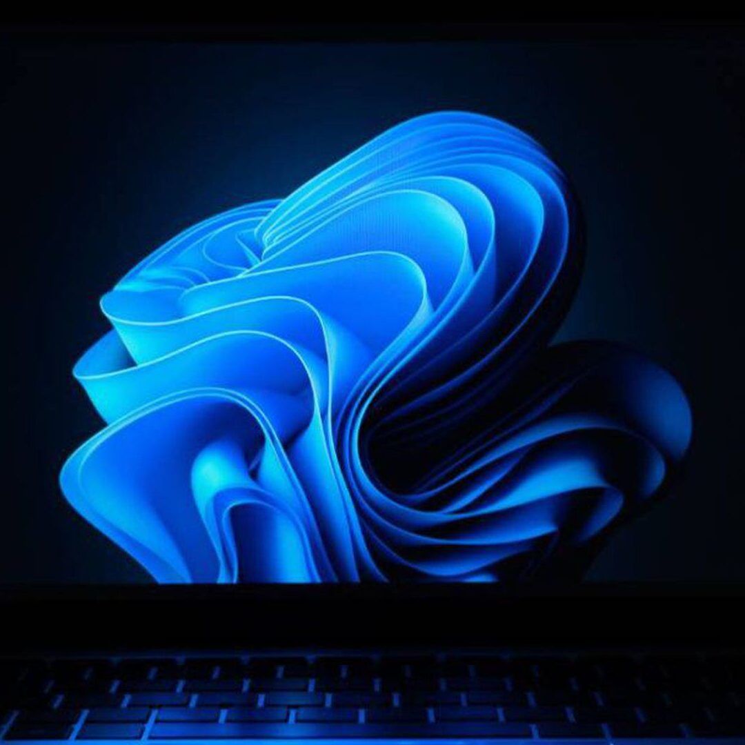 Imagen de un portátil con el fondo de pantalla de Windows 11 y el teclado visible, útil para explicar como poner la letra n en una laptop dell con windows 11 trucos y soluciones.