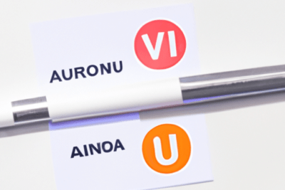 Tarjetas blancas con textos AURONU y AINOA, círculos rojos y naranjas y una barra metálica sobre fondo claro, imagen para como saber si mi creatina esta caducada guia completa.