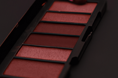 Paleta de sombras rojas con aplicador para comprobar como saber si un producto de maquillaje esta caducado