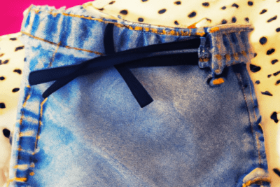 Shorts vaqueros con lazo negro sobre tela de lunares y fondo rosa, como saber si una t casual esta caducada