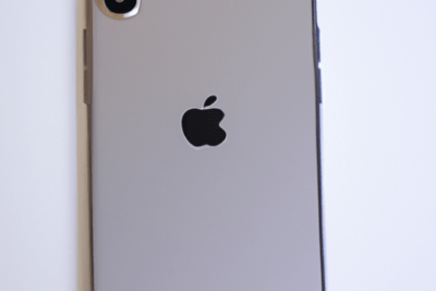 Parte trasera de un iPhone con doble cámara y logo Apple, útil para ilustrar cómo solucionar la cobertura caducada en el iphone 8