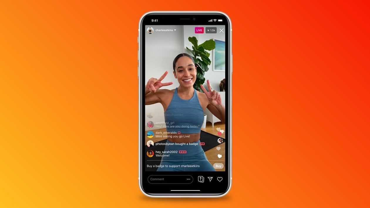 Retrato de transmisión en vivo en smartphone que ilustra como un influencer puede ganar dinero y monetizar su contenido.