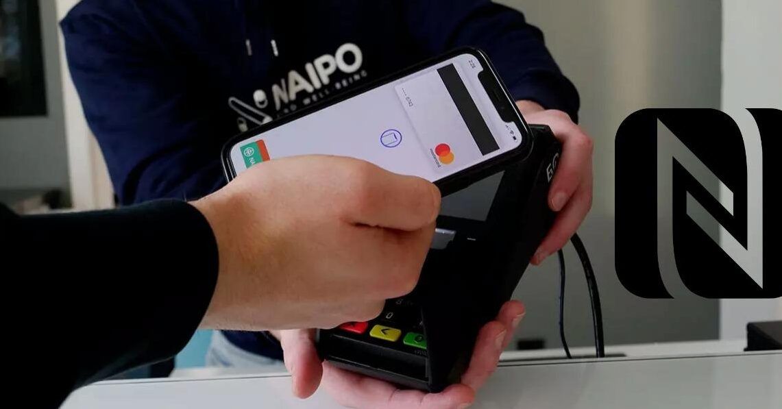 Persona acercando un smartphone a un terminal de pago con símbolo NFC, ilustración de como usar nfc entre celulares guia practica y facil