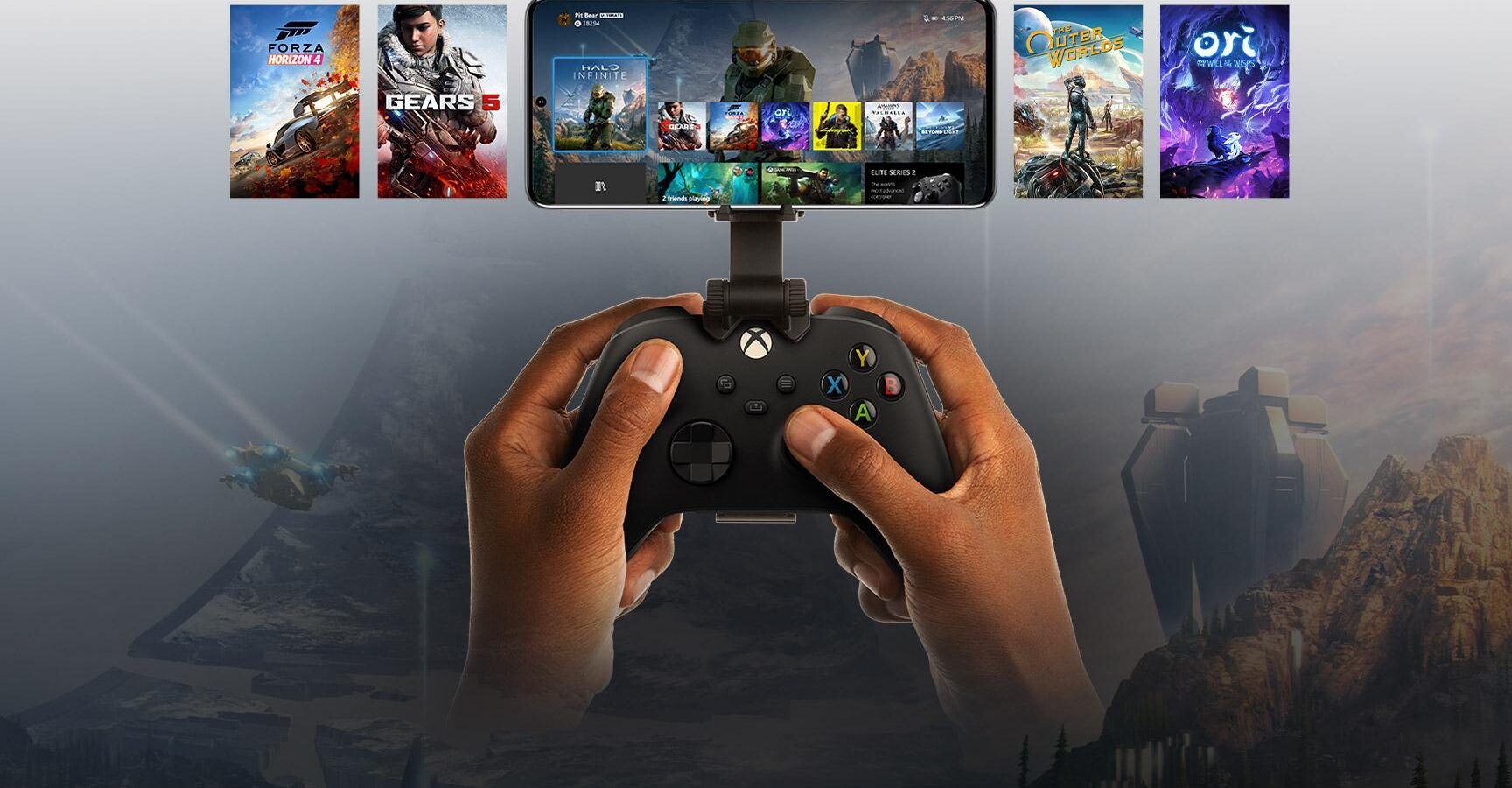 Manos sujetando un mando Xbox con un teléfono montado como pantalla que muestra la interfaz de juegos, relacionado con como usar tu laptop como monitor para xbox one de forma sencilla 1