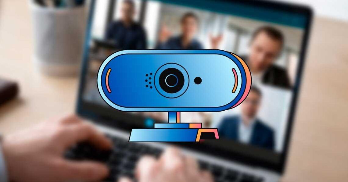 Icono de webcam sobre un portátil con una videollamada de fondo ilustrando como usar tu webcam como camara de seguridad el mejor programa.