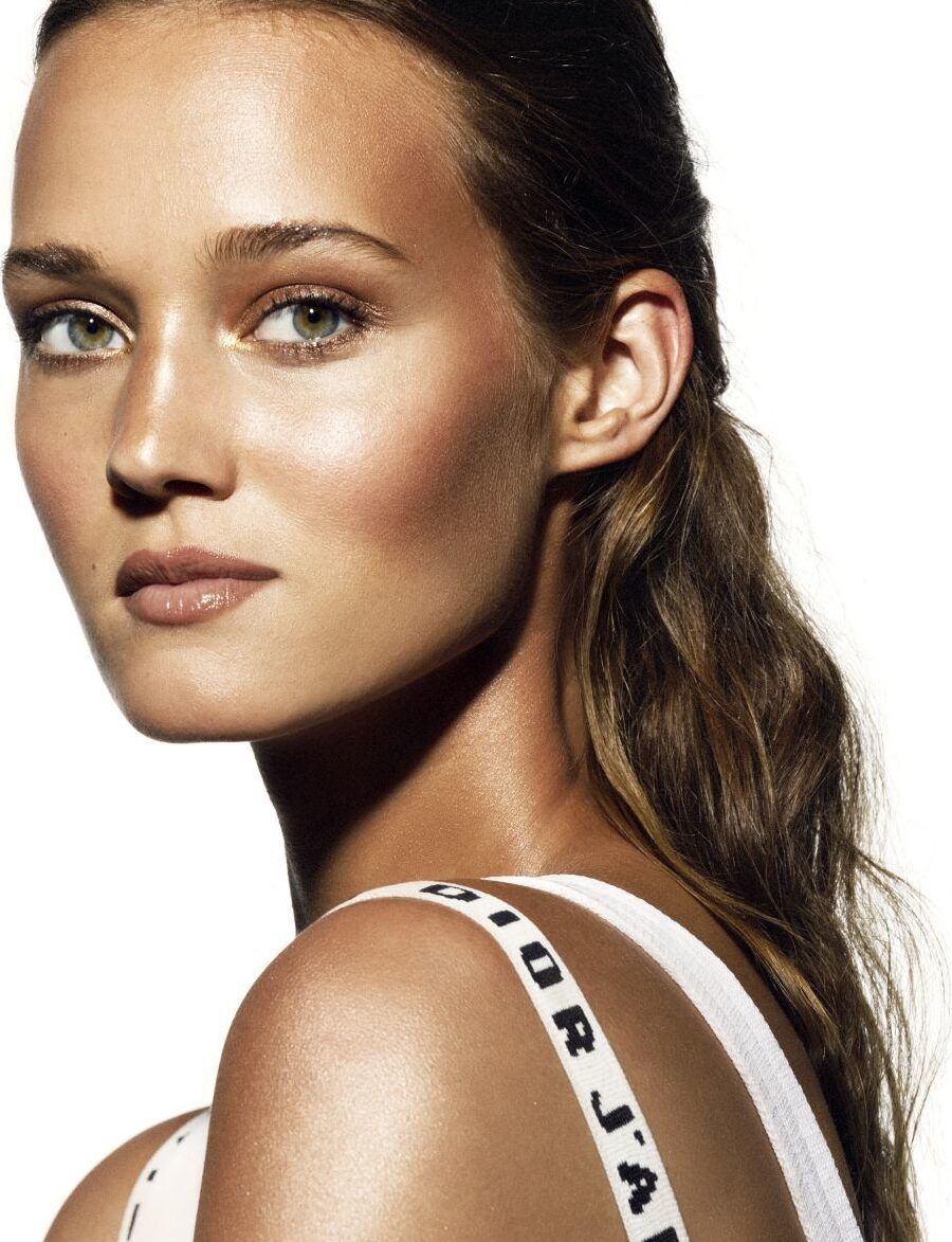Conviertete en una experta en maquillaje aprende como usar iluminador en tu dia a dia con pómulos iluminados, piel bronceada y mirada suave
