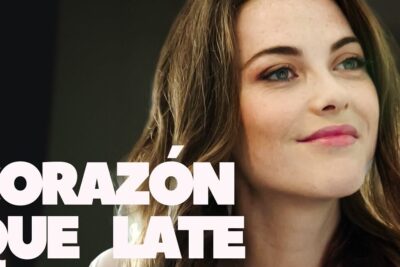 Primer plano de mujer sonriente con texto corazon late superpuesto