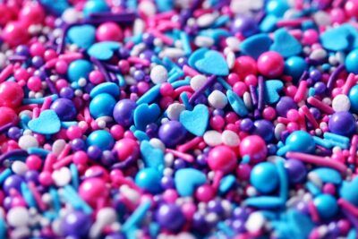 Detalle macro de sprinkles multicolor con corazones y perlas que ilustra cual es el sentido del emoji todo lo que necesitas saber